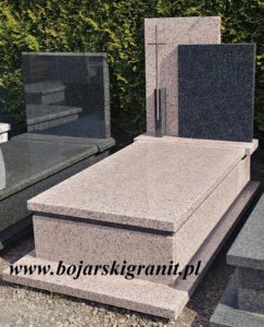 Pojedynczy nagrobek z granitu "Rosa Porrino" cena 6500zł.