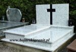 Pomnik cmentarny z granitu jasnoszarego, dwupoziomowy. Dwie tablice symetryczne, czarny krzyż.