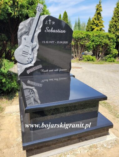 Urnowy nagrobek z rzeźbą gitary.