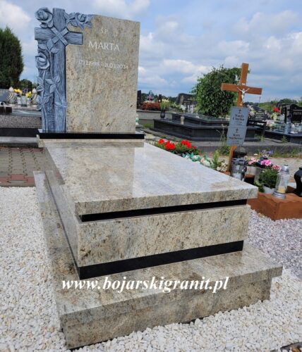 Nagrobek z tablicą rzeźbioną z kamienia "Kashmir Gold"