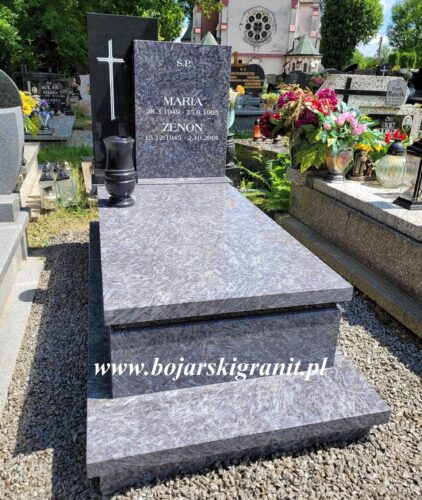 Pojedynczy nagrobek z kamienia "Orion" z białymi napisami