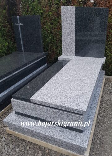 Nagrobek dwupłytowy granitowy z ciemną tablicą