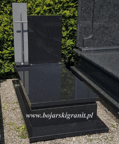 Nagrobek z kamienia "Star Galaxy" z błyszczącymi, złocistymi drobinkami